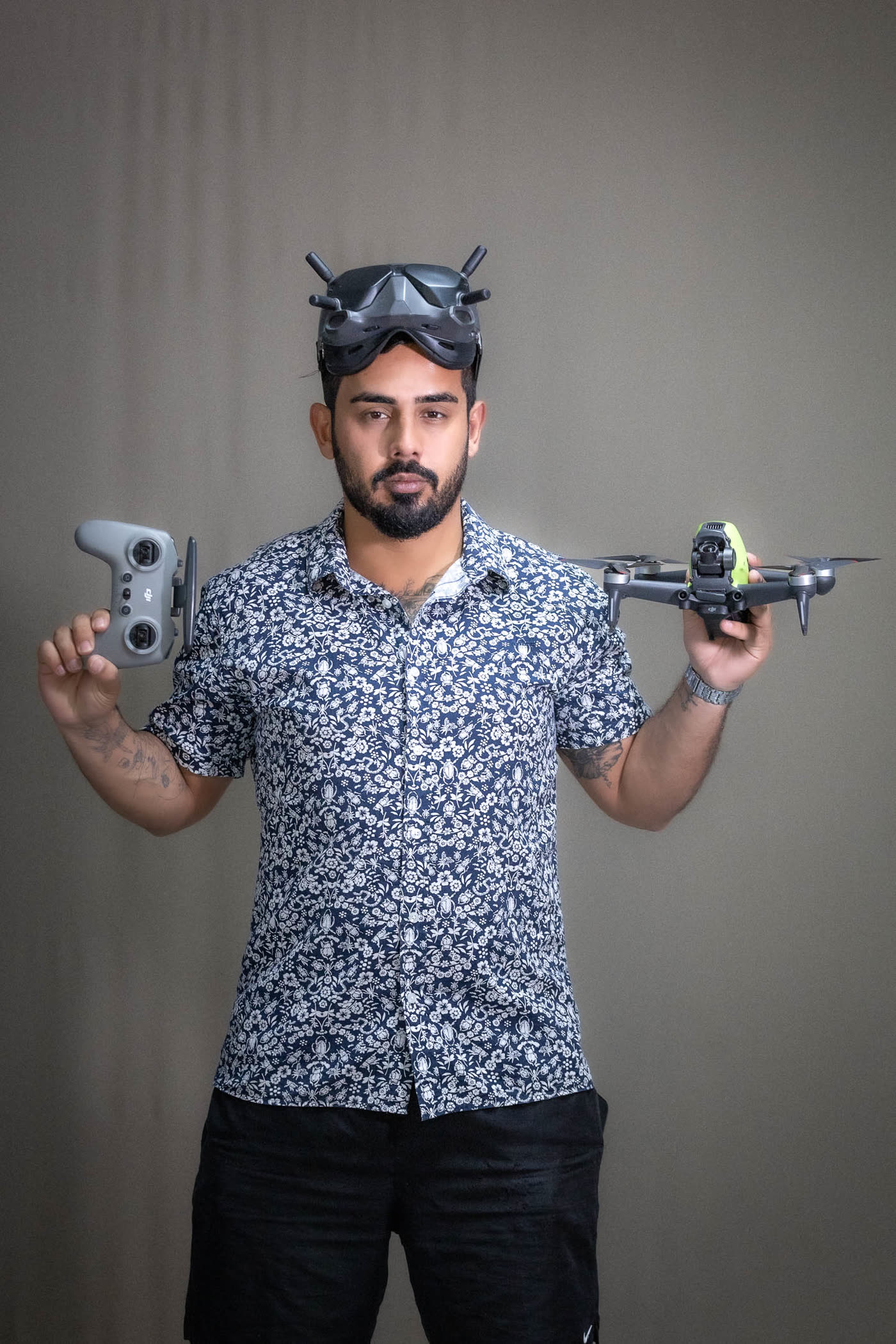 Fabrizzio com o drone e o controle