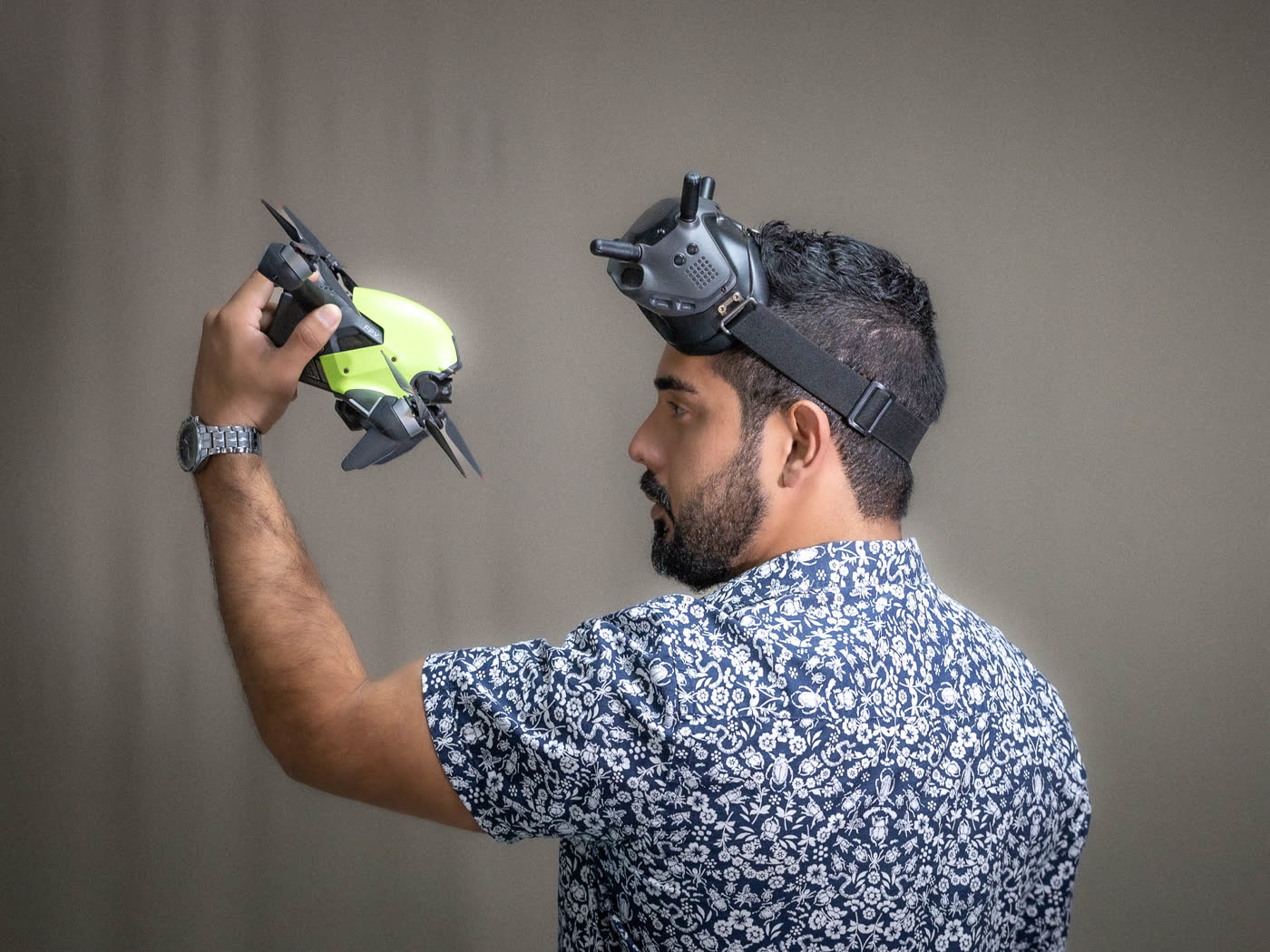 Fabrizzio com os óculos FPV, segurando o drone