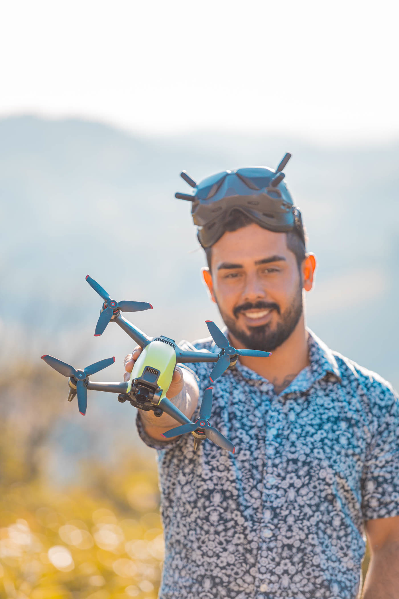 Fabrizzio segurando o drone FPV