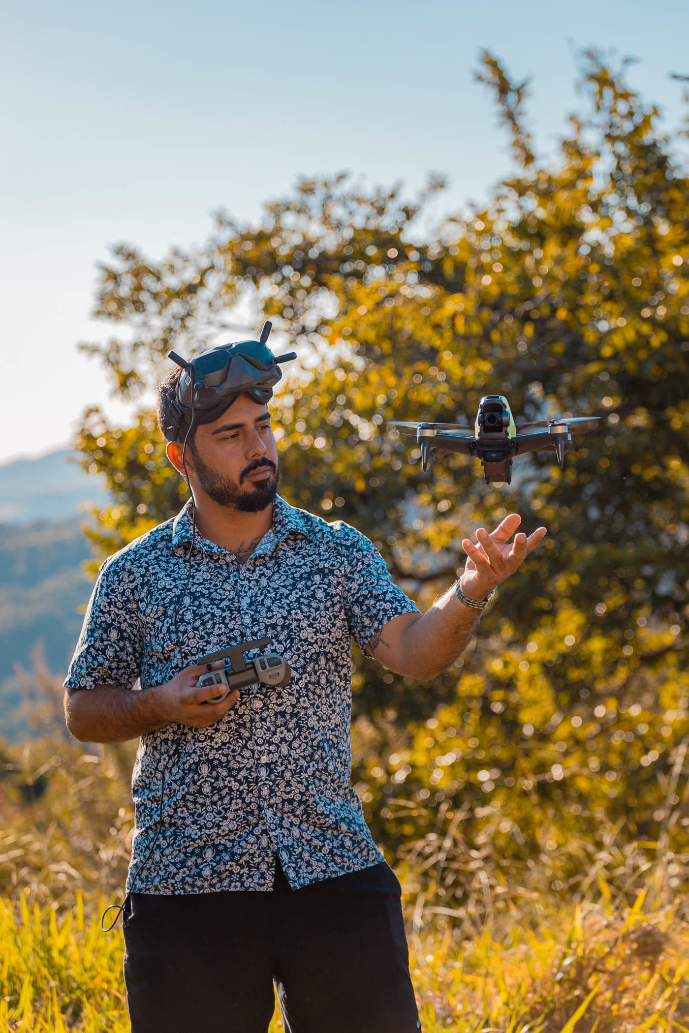 Fabrizzio lançando o drone em campo aberto