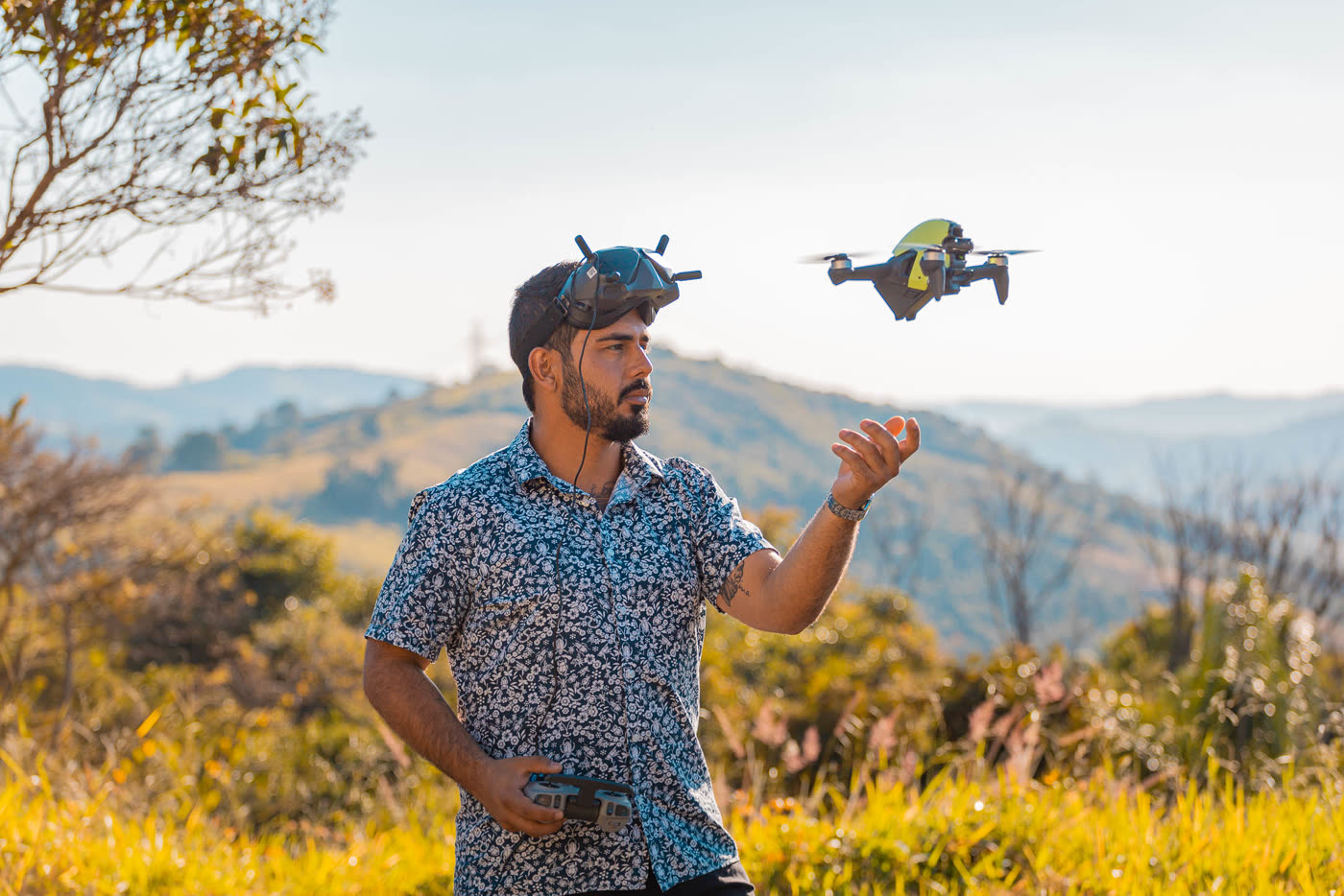 Fabrizzio pilotando o FPV na serra